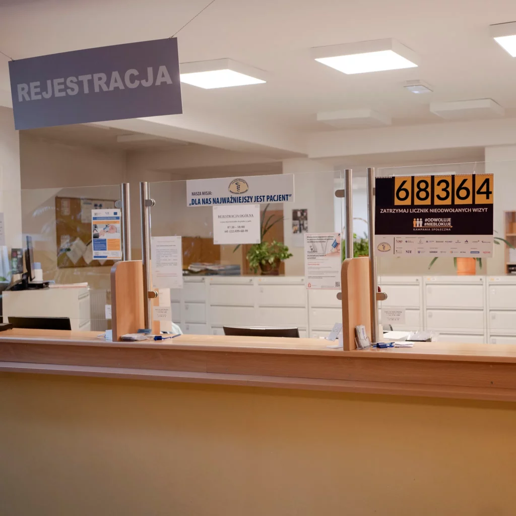 Stanowisko rejestracji w przychodni z tablicą informującą o liczbie nieodwołanych wizyt