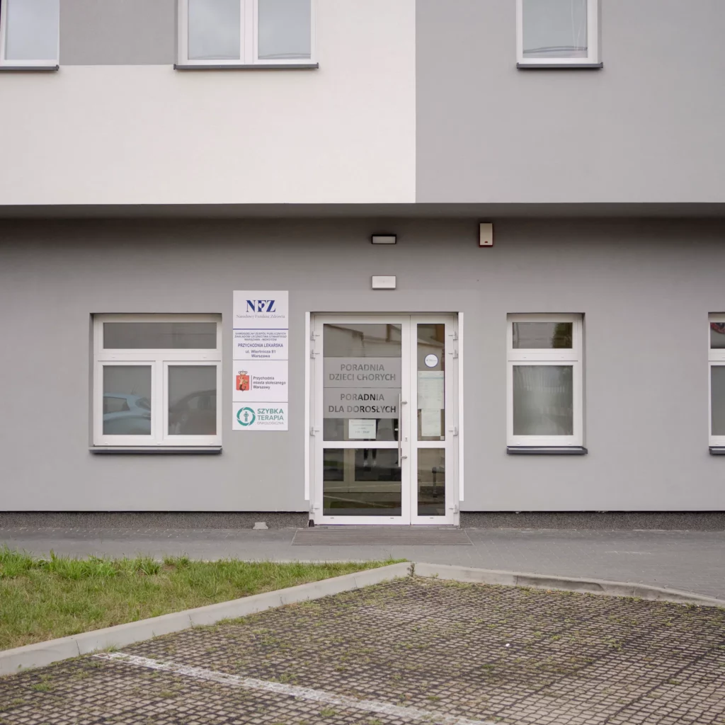 Wejście do przychodni z poradnią dla dorosłych i dzieci