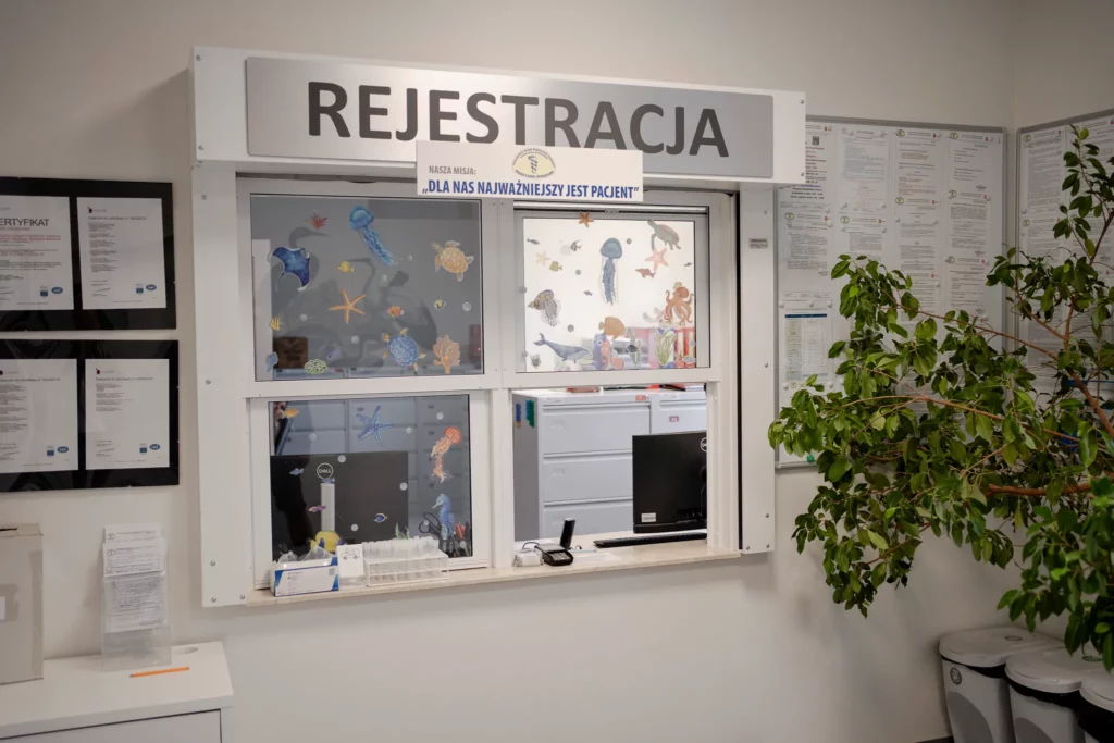 Okienko rejestracji w przychodni z dekoracjami w motywie morskim