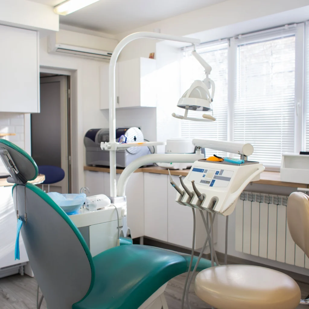 Nowoczesny gabinet stomatologiczny z fotelem i lampą