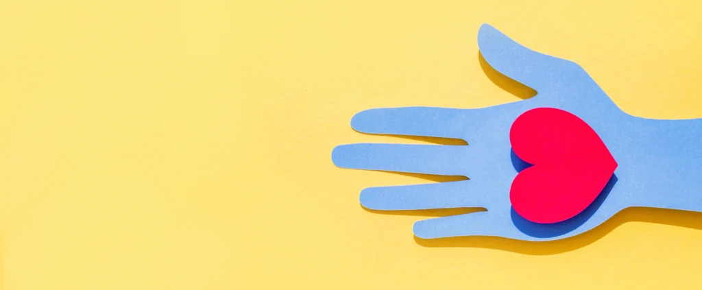 Widok z góry papierowej ręki trzymającej serce