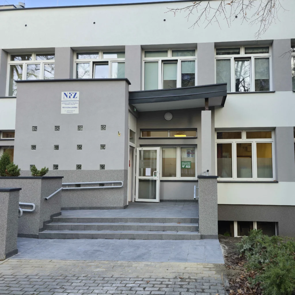 wejście główne do przychodni na ulicy Jadźwingów