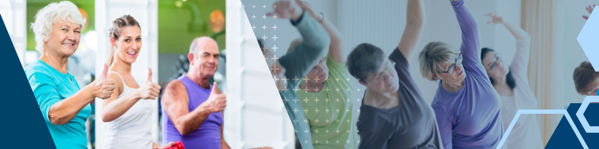 Seniorzy i dorośli uczestniczący w zajęciach ruchowych i ćwiczeniach grupowych