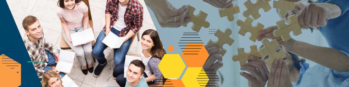 Grupa młodych ludzi siedzących w kręgu z zeszytami oraz dłonie trzymające elementy układanki symbolizujące współpracę