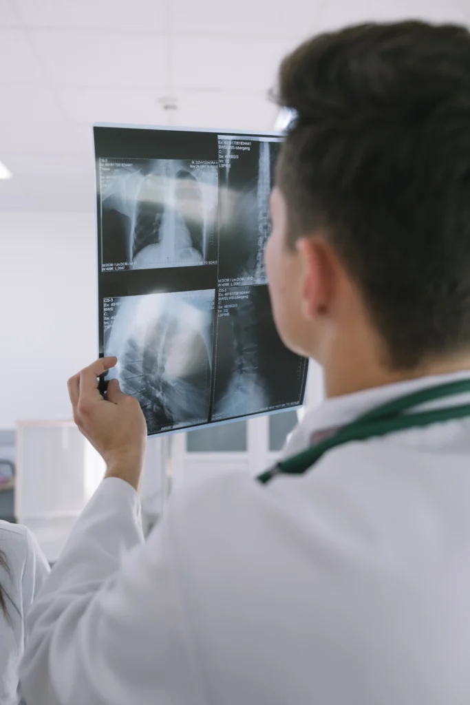 odczyt badania rtg przez lekarza