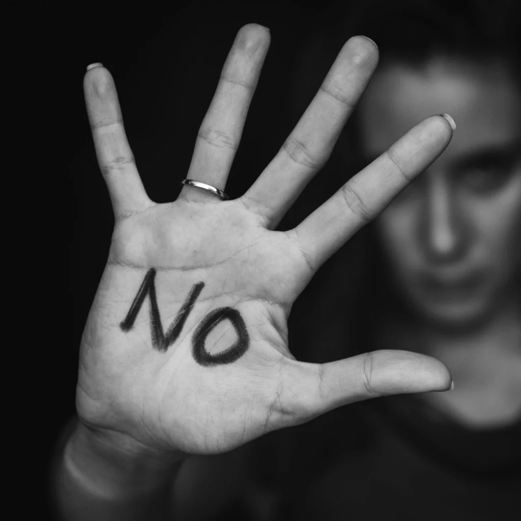 Zbliżenie na kobiecą dłoń z napisem napisanym ręcznie, słowo nie