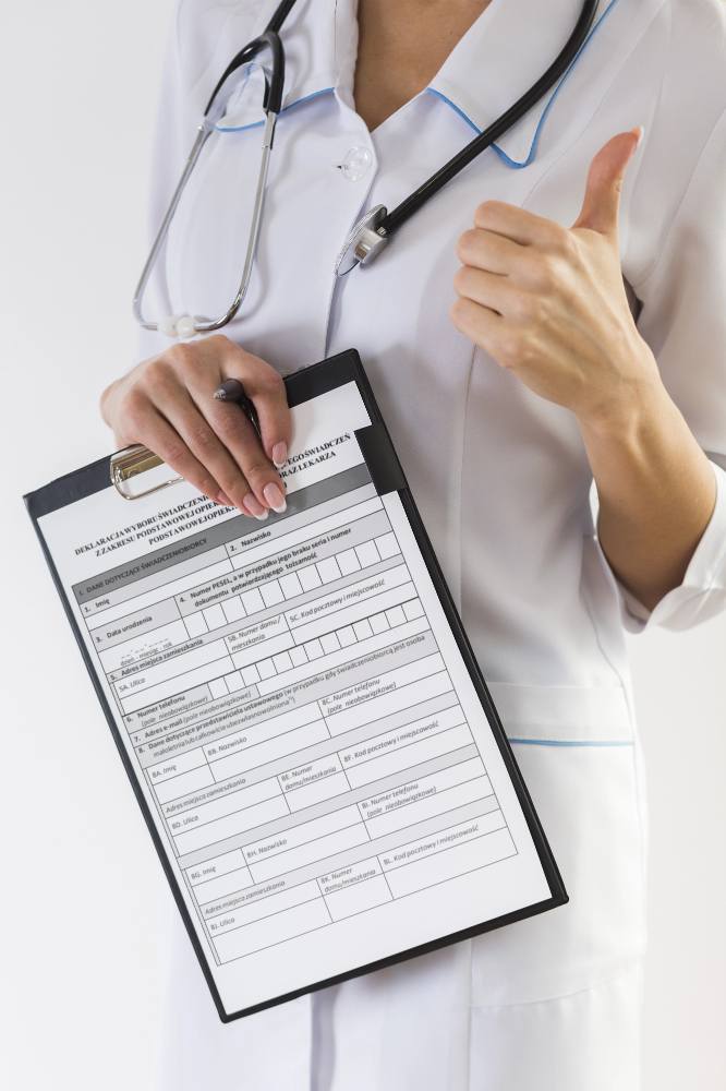 Kobieta trzymająca deklaracje do lekarza i stetoskop