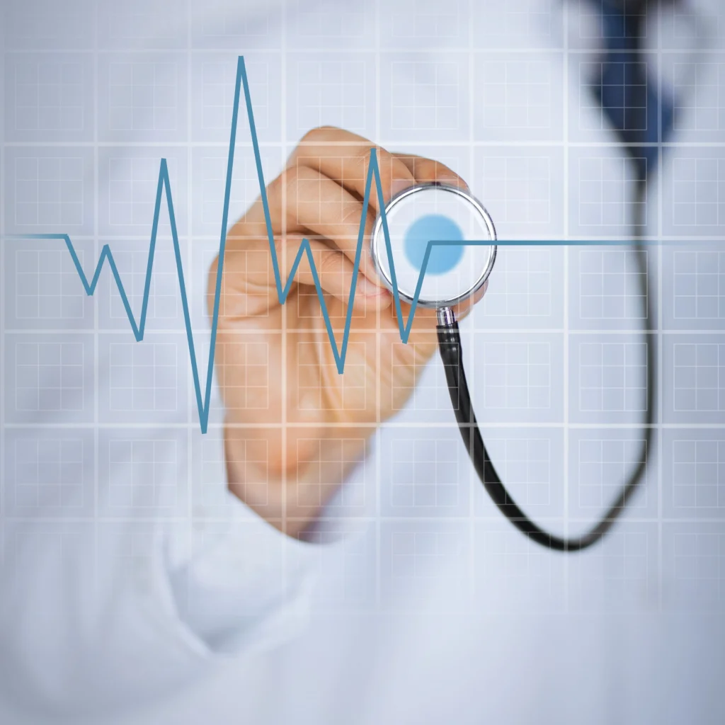 Zdjęcie ręki lekarza trzymającego stetoskop i słuchającego bicia serca