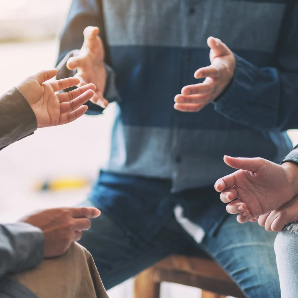 Ludzie siedzący i rozmawiający razem