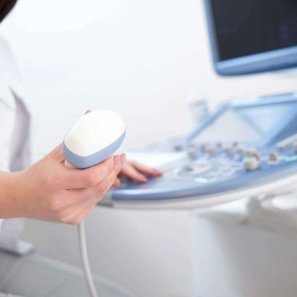 lekarka siedzi w swoim gabinecie przy badaniu USG