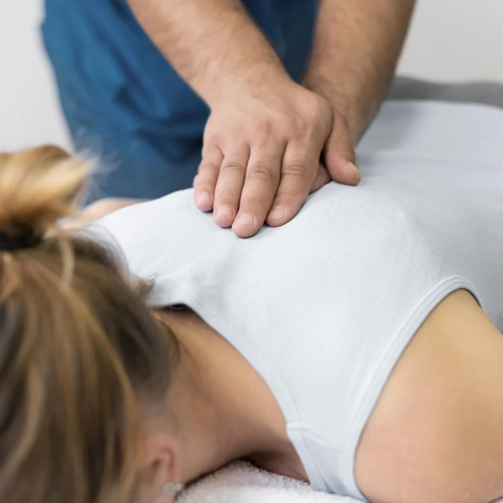 Pacjent osteopatii otrzymuje masaż leczniczy