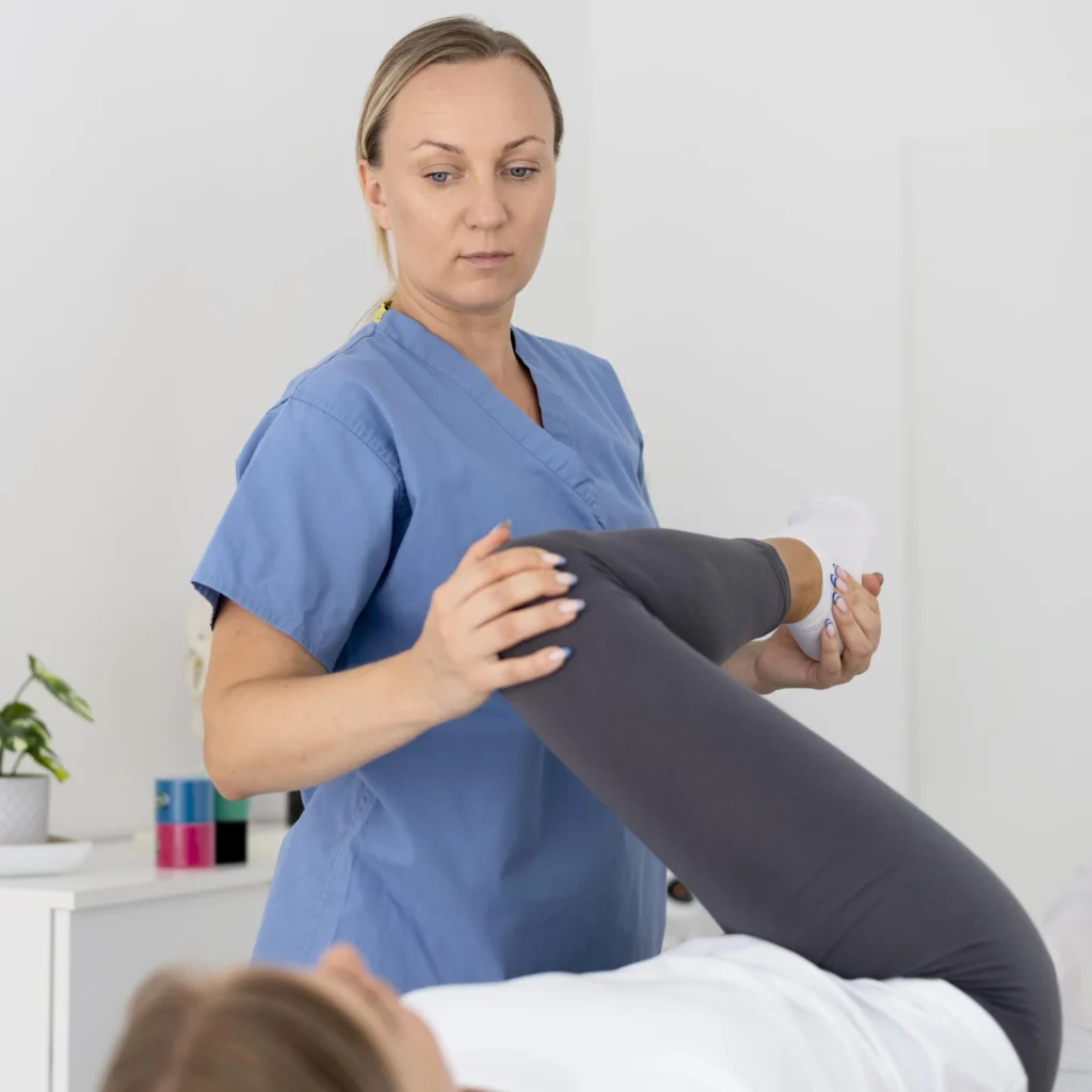 Fizjoterapeutka pomaga młodej pacjentce w swojej klinice