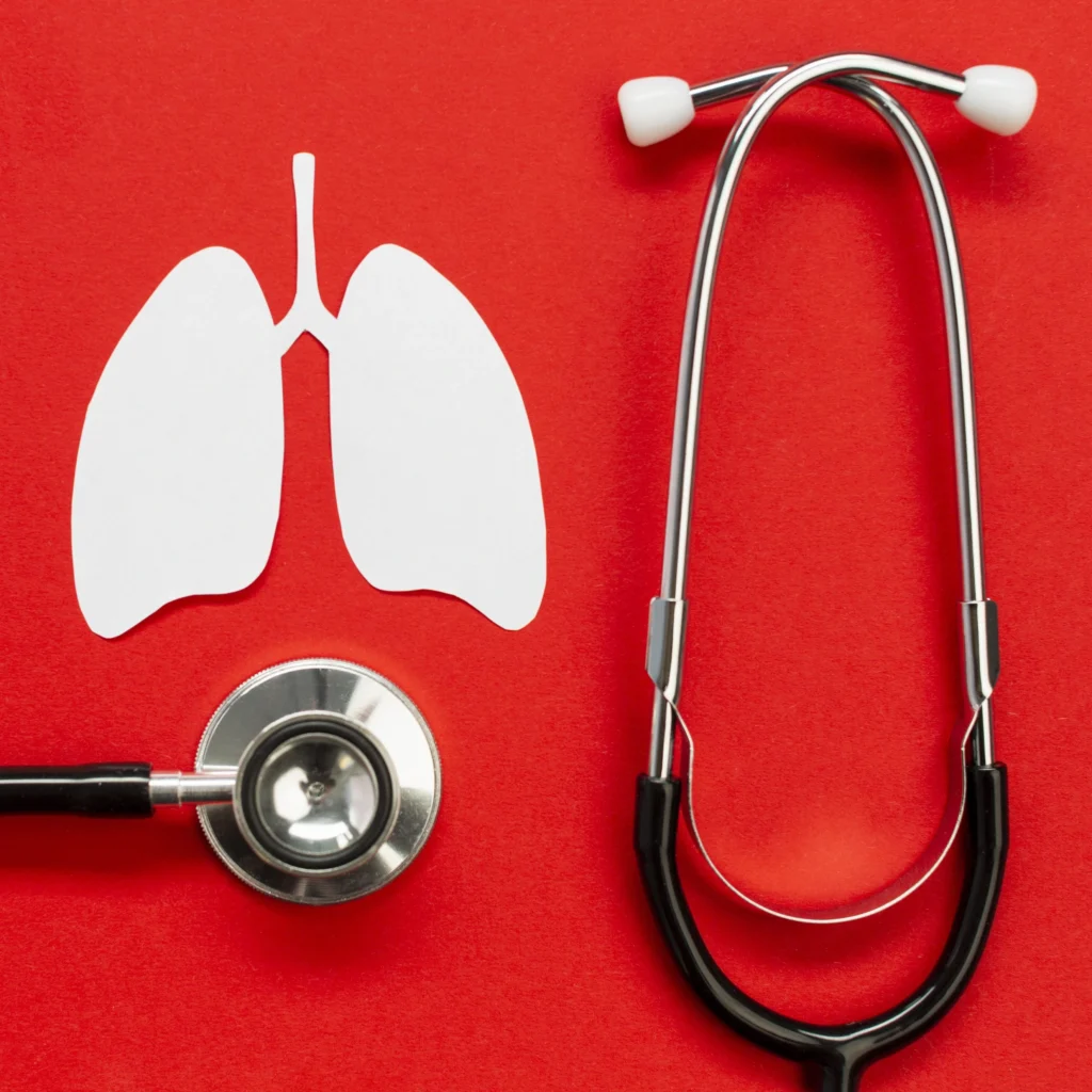 Papierowy kształt płuc ze stetoskopem na biurku