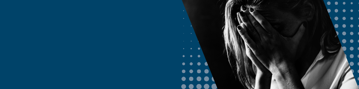 Czarno-białe zdjęcie kobiety trzymającej twarz w dłoniach baner